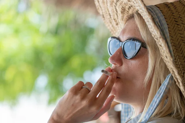 Joven Que Fuma Cigarrillo Lleva Humo Aire Cerca — Foto de Stock