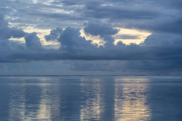 Cielo Nublado Antes Lluvia Durante Amanecer Agua Mar Isla Zanzíbar — Foto de Stock