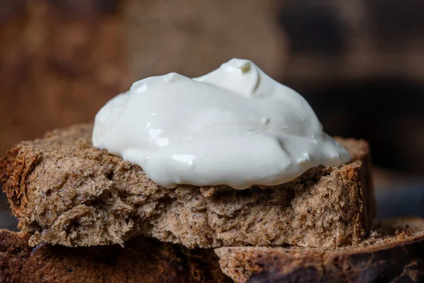Σπιτικό Ψωμί Κομμένο Φέτες Και Λευκή Ξινή Κρέμα Ξύλινο Τραπέζι — Φωτογραφία Αρχείου
