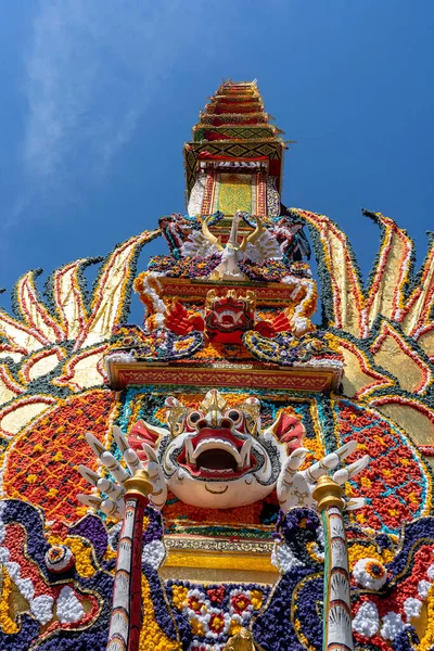 Басовая Кремационная Башня Традиционными Балийскими Скульптурами Демонов Цветов Центральной Улице — стоковое фото