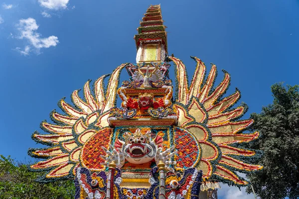 Басовая Кремационная Башня Традиционными Балийскими Скульптурами Демонов Цветов Центральной Улице — стоковое фото