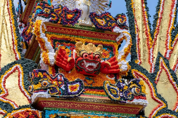 在印度尼西亚巴厘岛乌布迪岛的中央街道上 用传统的巴厘妖怪和花卉雕塑装饰了Bade火葬塔 为即将举行的火葬仪式做准备 靠近点 — 图库照片