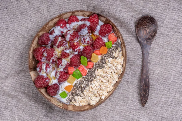 Smoothie Kokosnussschale Mit Himbeeren Haferflocken Kandierten Früchten Und Chiasamen Zum — Stockfoto