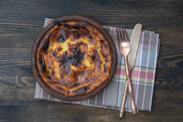 Sweet Cottage Cheese Casserole Raisins Semolina Wooden Table Ceramic Bowl — Stock Photo, Image