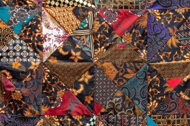 Sokak pazarındaki yama işleri yorganı. Bali Adası, Ubud, Endonezya. Yama işi battaniye yapısını kapat