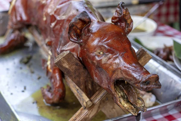 在传统烤肉上烤猪 印尼巴厘岛市场上的烤猪 — 图库照片