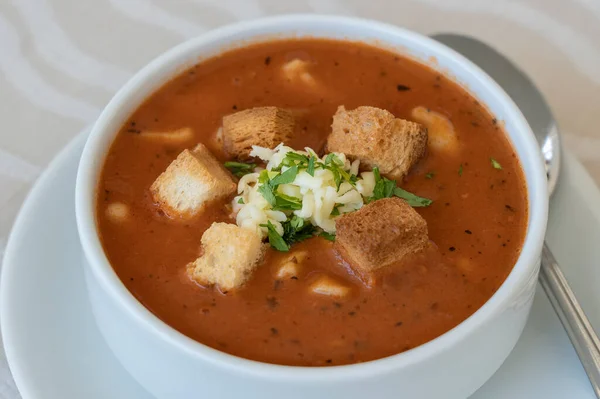 Tomatensoep Met Croutons Kaas Verse Peterselie Close — Stockfoto