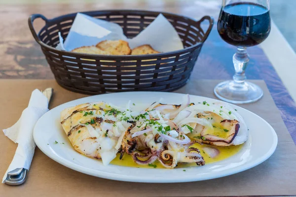 Cocina Europea Plato Mediterráneo Calamar Parrilla Con Salsa Ostras Grecia —  Fotos de Stock