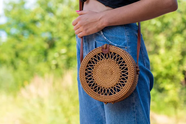 Jeune Fille Avec Moderne Élégant Sac Rond Paille Sur Fond — Photo