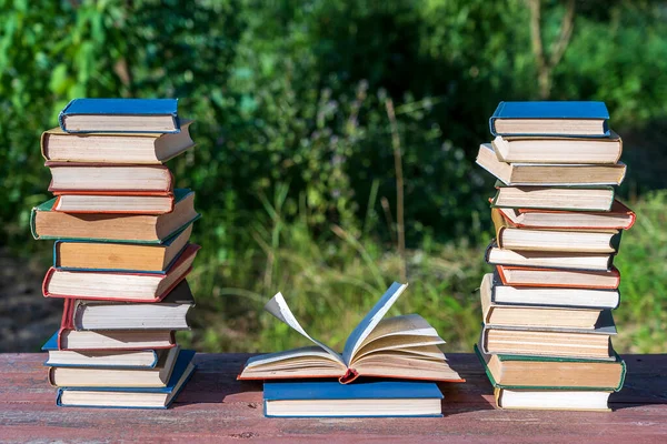 Montón Libros Sobre Mesa Madera Sobre Fondo Natural Aire Libre — Foto de Stock