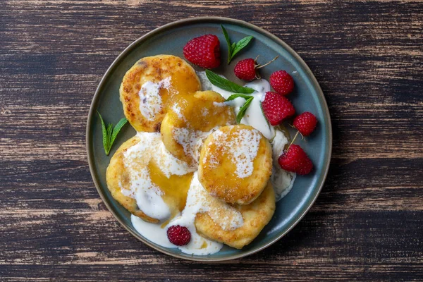 Ostkakor Med Mynta Hallon Honung Och Gräddfil Utsökt Dessert Ukrainsk — Stockfoto