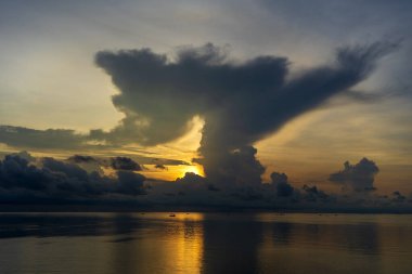 Vietnam 'ın Phu Quoc adasındaki manzara gündoğumu. Seyahat ve doğa kavramı. Sabah gökyüzü, bulutlar, güneş ve deniz suyu
