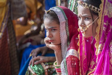 PUSHKAR, INDIA - 16 Kasım 2018: Çölde Hintli genç kız Thar zamanında Pushkar Camel Mela kutsal şehir Pushkar, Rajasthan, Hindistan, yakın portre
