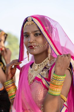 PUSHKAR, INDIA - 16 Kasım 2018: Çölde Hintli genç kız Thar zamanında Pushkar Camel Mela kutsal şehir Pushkar, Rajasthan, Hindistan, yakın portre