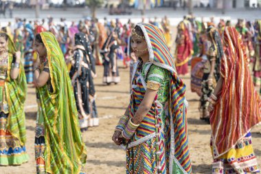 PUSHKAR, INDIA - 16 Kasım 2018: Çölde Hintli genç kız Thar zamanında Pushkar Camel Mela kutsal şehir Pushkar, Rajasthan, Hindistan, yakın portre