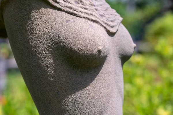 女性の胸の詳細大理石像 ベトナムのダナンにあるトロピカルガーデンの女性の胴の公共彫刻の詳細を閉じる — ストック写真