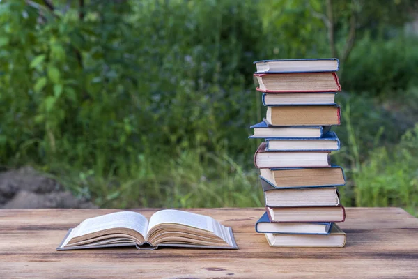 Stack Med Böcker Träbord Över Naturen Bakgrund Utomhus Närbild — Stockfoto