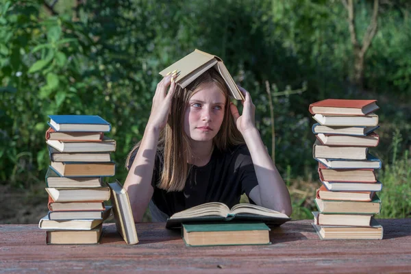 Chica Joven Leyendo Libro Sueña Jardín Una Mesa Madera Con — Foto de Stock