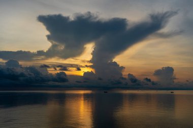 Vietnam 'ın Phu Quoc adasındaki manzara gündoğumu. Seyahat ve doğa kavramı. Sabah gökyüzü, bulutlar, güneş ve deniz suyu