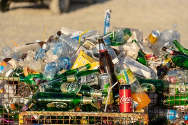 KOH PHANGAN, THAILAND - 21 Şubat 2019: Tayland 'daki Koh Phangan Adası' ndaki Dolunay partisinden sonra deniz kenarındaki kumlu bir plajda çöp