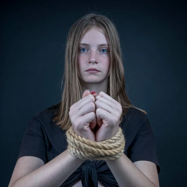Portret Młodej Dziewczyny Związanymi Rękami Czarnym Tle Zamknij Się — Zdjęcie stockowe