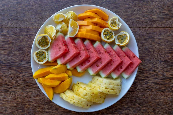 Tropiska Frukter Frukosttallrik Närbild Ovanifrån Färsk Vattenmelon Passionsfrukt Ananas Mango — Stockfoto