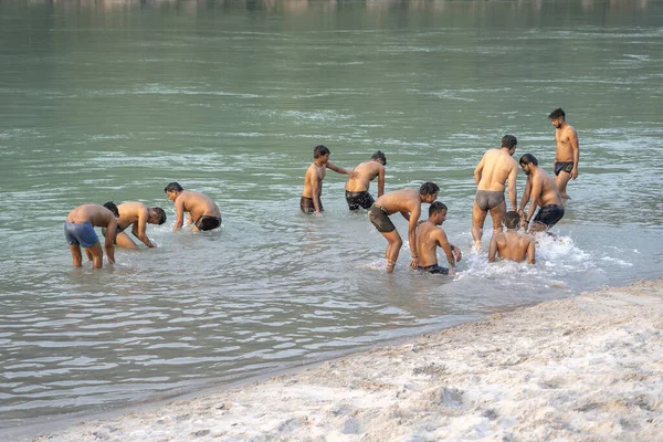 Rishikesh India November 2018 리시케시에 갠지스강의 물에서 수영하는 소년들 — 스톡 사진