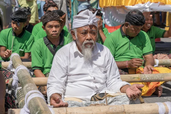 Ubud Bali Indonesia Απριλιου 2019 Άνδρες Της Ινδονησίας Προσεύχονται Κατά — Φωτογραφία Αρχείου