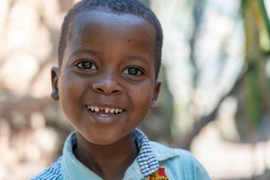 Zanzibar, Tanzanya - 16 Kasım 2019: Tanzanya, Doğu Afrika 'daki Zanzibar adasının bir caddesinde, bilinmeyen Afrikalı genç mutlu çocuk,