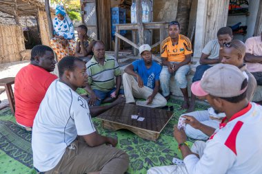 Zanzibar, Tanzanya - Aralık 02, 2019: Afrikalı erkekler Doğu Afrika 'daki Tanzanya' nın Zanzibar adasındaki tropik plaj yakınlarında kağıt oynuyorlar