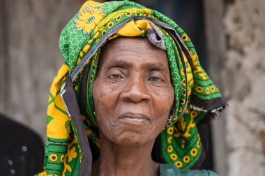 Zanzibar, Tanzanya - Aralık 09, 2019: Doğu Afrika, Tanzanya 'daki Zanzibar adasının yakınındaki sokakta yaşayan Afrikalı yaşlı kadın