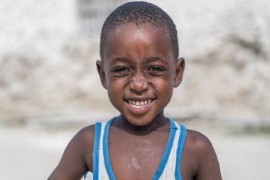 Zanzibar, Tanzanya - Aralık 09, 2019: Bilinmeyen Afrikalı genç mutlu çocuk Zanzibar Adası, Tanzanya, Doğu Afrika 'da