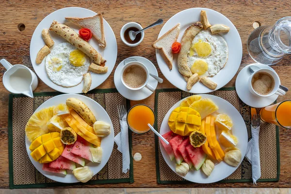 Café Manhã Tropical Frutas Café Ovos Mexidos Panqueca Banana Para — Fotografia de Stock