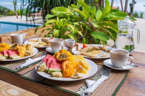 Desayuno Tropical Frutas Café Huevos Revueltos Tortitas Plátano Para Dos — Foto de Stock