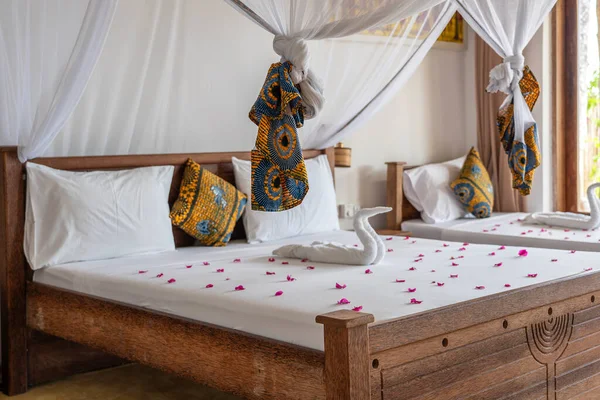 豪華なショーのインテリアデザインの装飾家具4つのポスターベッド付きの休日の別荘のベッドルーム ザンジバル島 タンザニア 東アフリカの海の上の熱帯ヴィラのインテリアデザイン — ストック写真