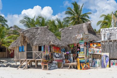 Zanzibar, Tanzanya - 12 Aralık 2019: Doğu Afrika 'daki Tanzanya' nın Zanzibar adasındaki kum tropikal plajında turistler için Afrika resim ve hediyelik eşya dükkanı manzarası
