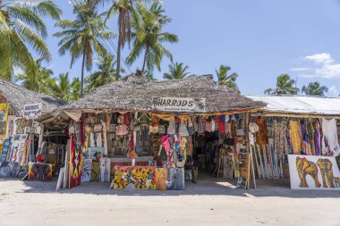 Zanzibar, Tanzanya - 12 Aralık 2019: Afrika 'nın doğusundaki Tanzanya' nın Zanzibar adasındaki plajda turistler için giysi ve hediyelik eşya manzarası