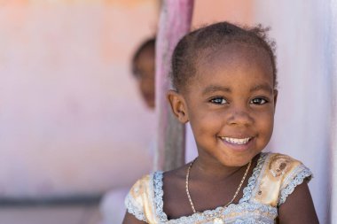 Zanzibar, Tanzanya - 12 Aralık 2019: Zanzibar Adası, Tanzanya, Doğu Afrika 'da bilinmeyen Afrikalı çocuklar