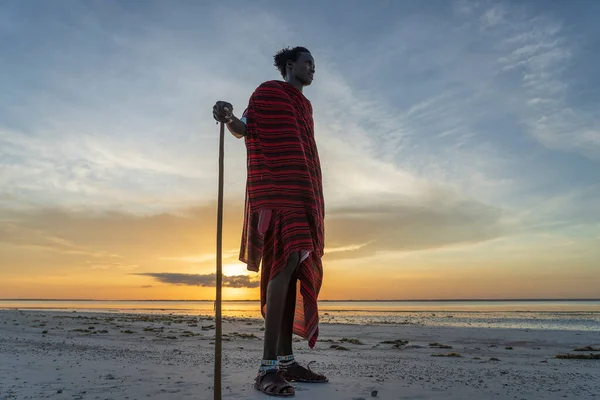Sansibar Tansania Dezember 2019 Afrikanische Masai Traditioneller Kleidung Sandstrand Während — Stockfoto