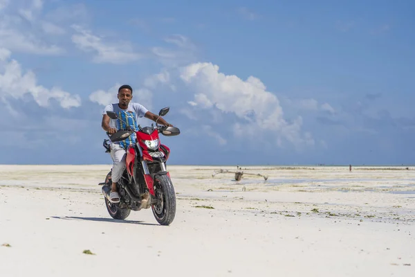 Zanzíbar Tanzania Diciembre 2019 Africano Monta Una Motocicleta Una Playa —  Fotos de Stock