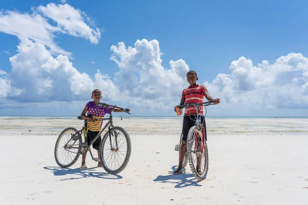 Zanzibar Tanzanie Prosince 2019 Neznámí Chlapci Bicyklem Písečné Pláži Při — Stock fotografie
