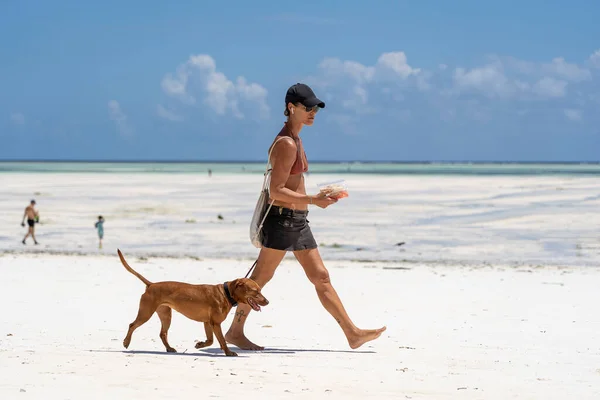Zanzibar Tanzania December 2019 Young Woman Dog Leash Walks Tropical — Stock Photo, Image