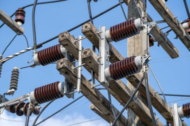 Elektrik santralinde yüksek voltajlı yalıtım, yakın çekim.