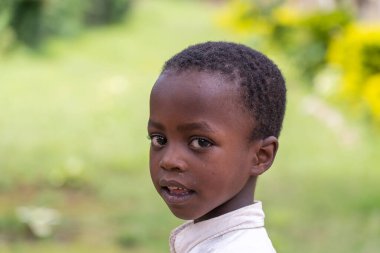 Arusha, Tanzanya - 20 Aralık 2019: Arusha, Tanzanya, Doğu Afrika 'da bir sokakta bilinmeyen Afrikalı genç mutlu çocuk,