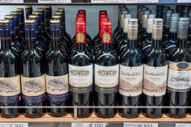 Muscat, Umman - 19 Ocak 2020: Cabernet Sauvignon şarapları Muscat, Umman 'daki gümrüksüz hava alanında bir rafta duruyor.