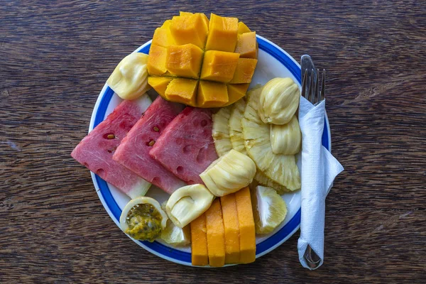 Kahvaltı Tabağında Tropik Meyveler Yakın Çekim Taze Karpuz Tutku Meyvesi — Stok fotoğraf