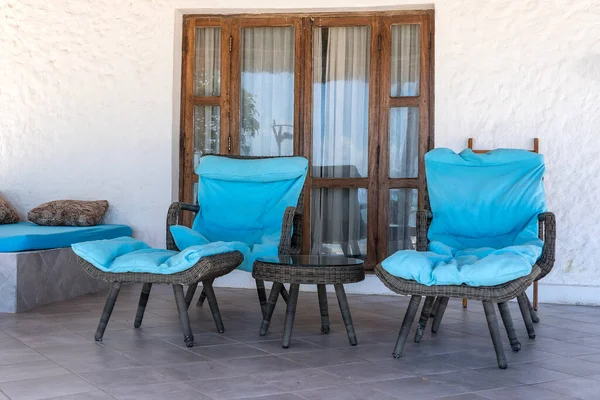 Belo Terraço Com Duas Cadeiras Perto Praia Tropical Perto Mar — Fotografia de Stock