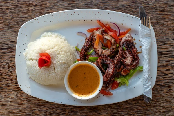 Smažená Chapadla Chobotnice Bílou Rýží Talíři Restauraci Ostrov Zanzibar Tanzanie — Stock fotografie