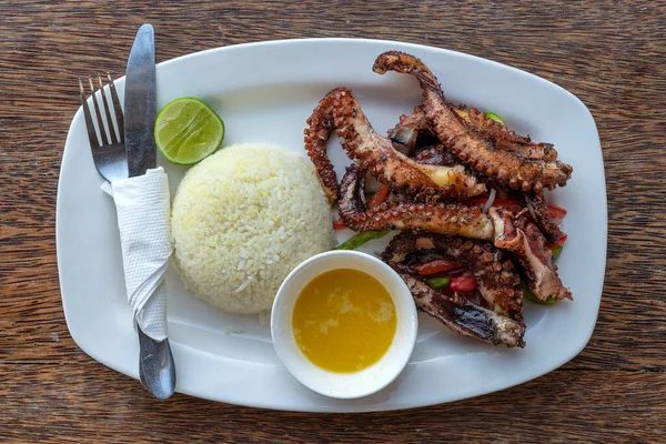 Tentacoli Polpo Fritto Con Riso Bianco Piatto Ristorante Isola Zanzibar — Foto Stock