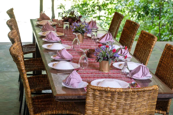 Servido Mesa Cadeiras Vime Terraço Restaurante Vazio Tanzânia África Oriental — Fotografia de Stock